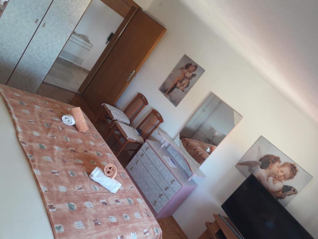 Televízia a/alebo spoločenská miestnosť v ubytovaní APARTMANI Mila