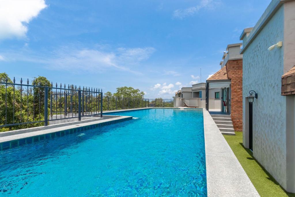 Bazén v ubytování Title Naiyang residence Excellent location with pool view nebo v jeho okolí