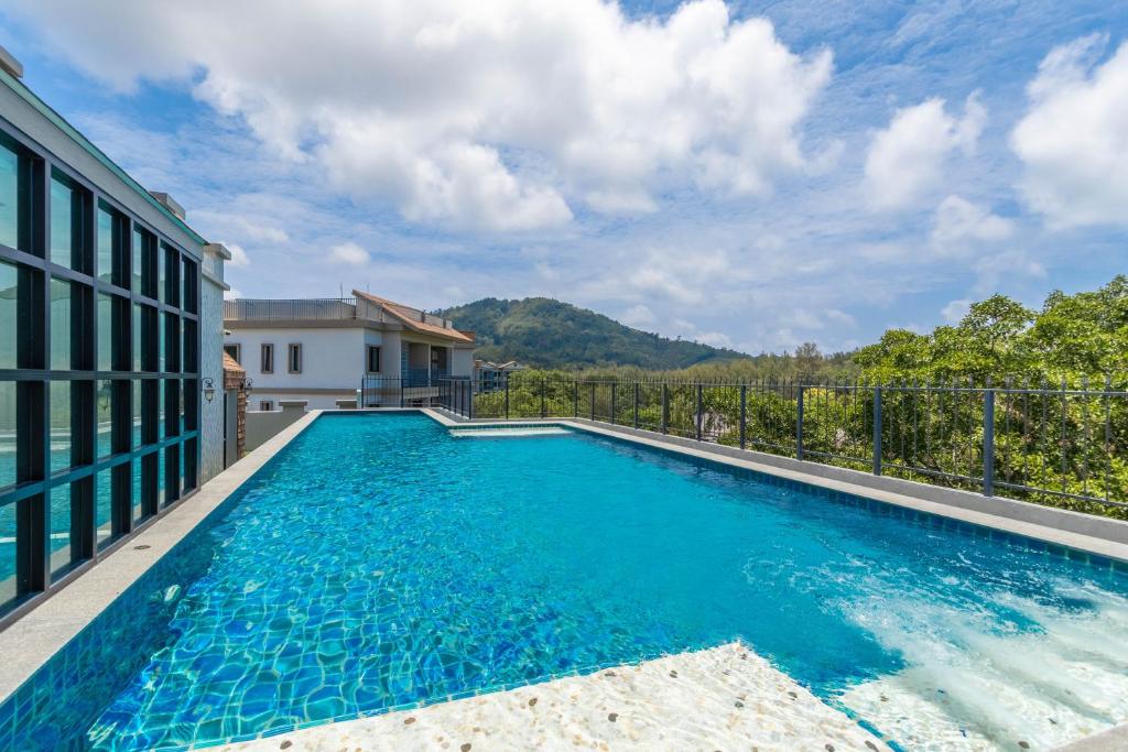 Bazén v ubytování Title Naiyang residence Excellent location with pool view nebo v jeho okolí