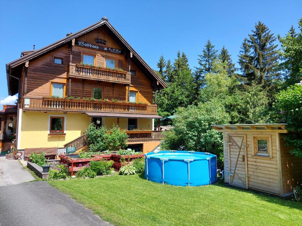 uma casa com um quintal com um gazebo em Waldhaus em Sankt Martin am Tennengebirge