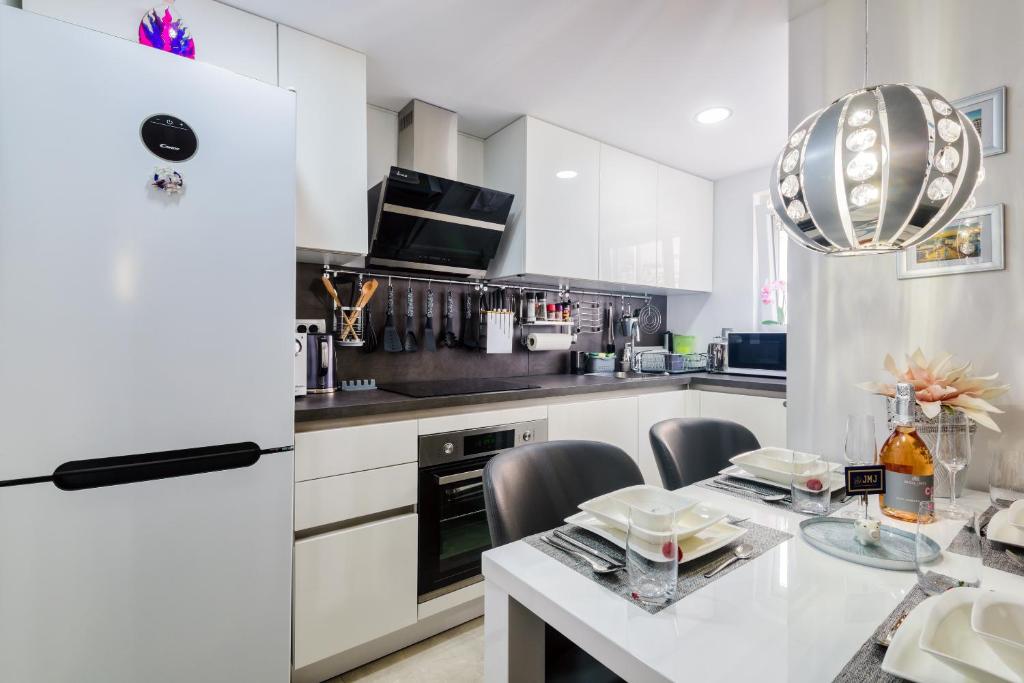 Kuchyň nebo kuchyňský kout v ubytování JMJ apartmaji Piran