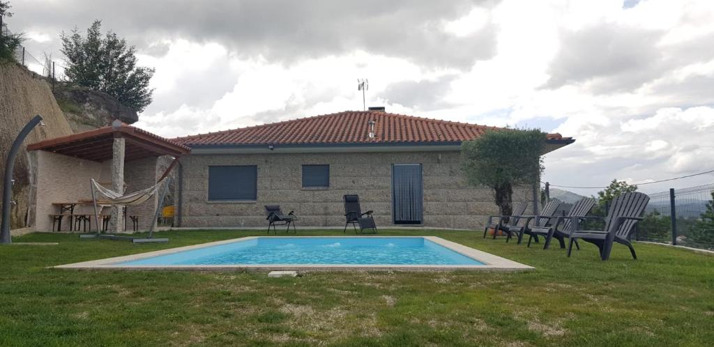 ein Haus mit Pool im Hof in der Unterkunft Casa da Batoca - Rossas in Vieira do Minho