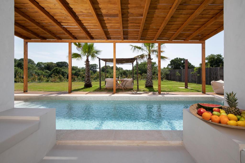 dom z basenem z pawilonem w obiekcie Andresita`s Palace State-of-the-art Tropical Villa w mieście Bale