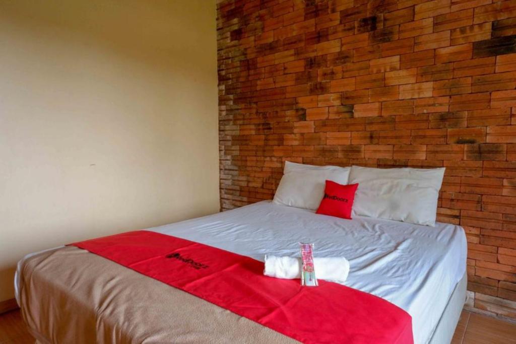 Una cama o camas en una habitación de RedDoorz At Jalan Raya Solo Tawangmangu