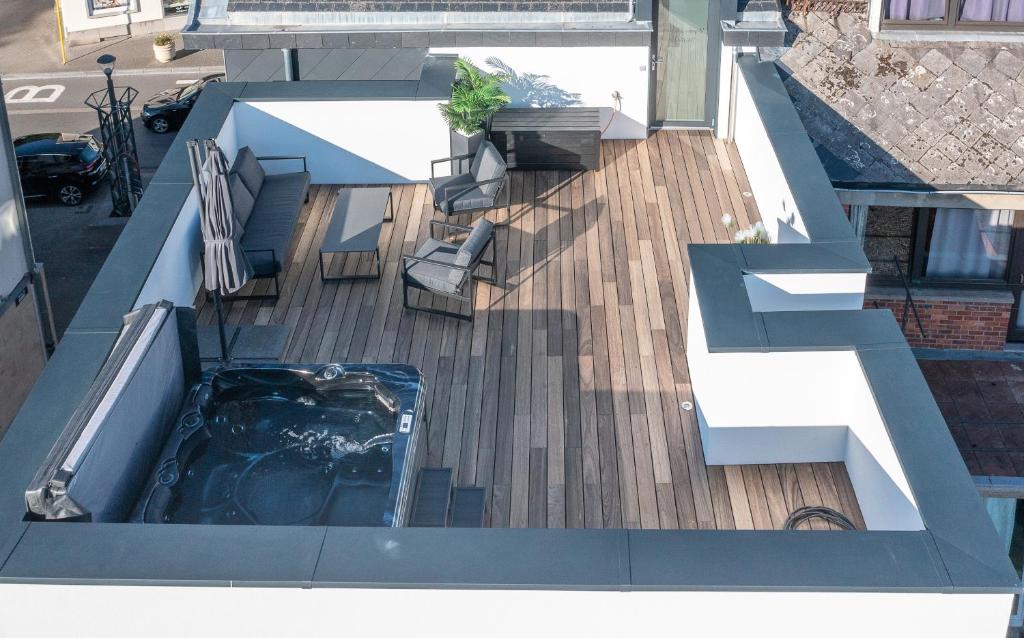 Výhled na bazén z ubytování Appartement avec RoofTop au centre de Malmedy nebo okolí