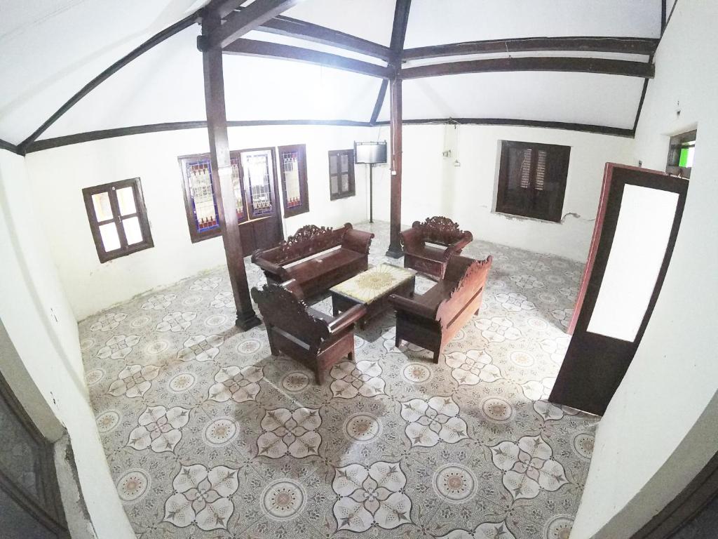 una vista aérea de una sala de estar con sofás y una mesa en Joglo Sempu Homestay, en Bedoyo
