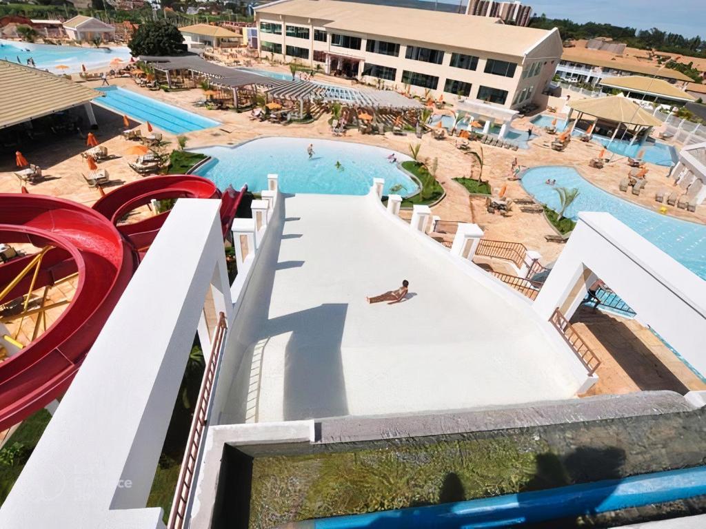 una vista aérea de una piscina en un complejo en Apartamentos Lacqua Di Roma, en Caldas Novas
