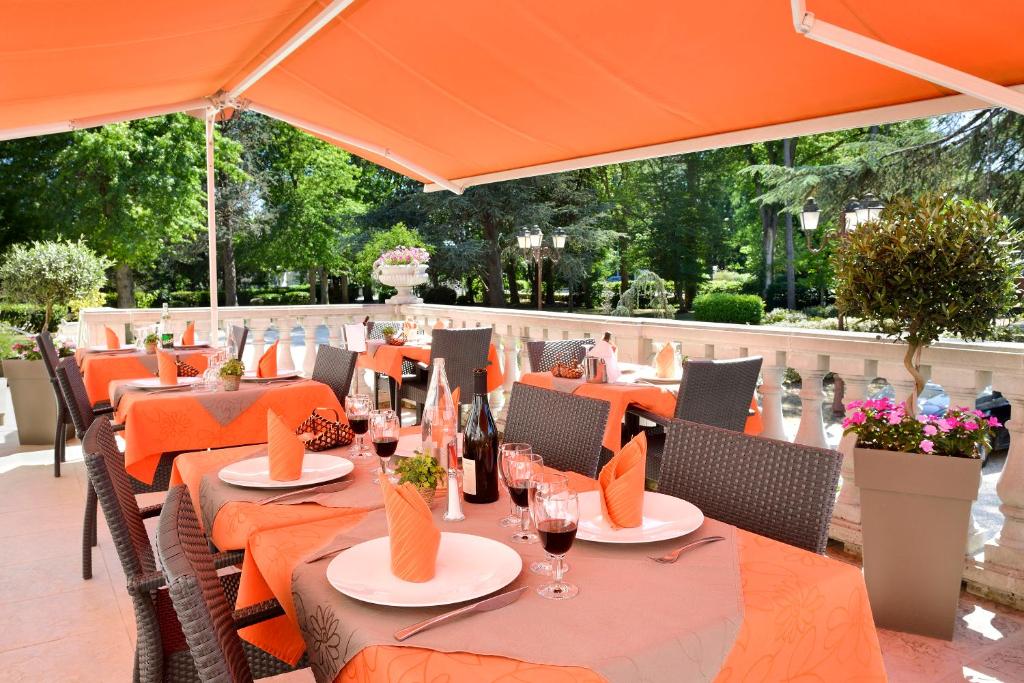Reštaurácia alebo iné gastronomické zariadenie v ubytovaní Logis Hôtel Restaurant Le Parc