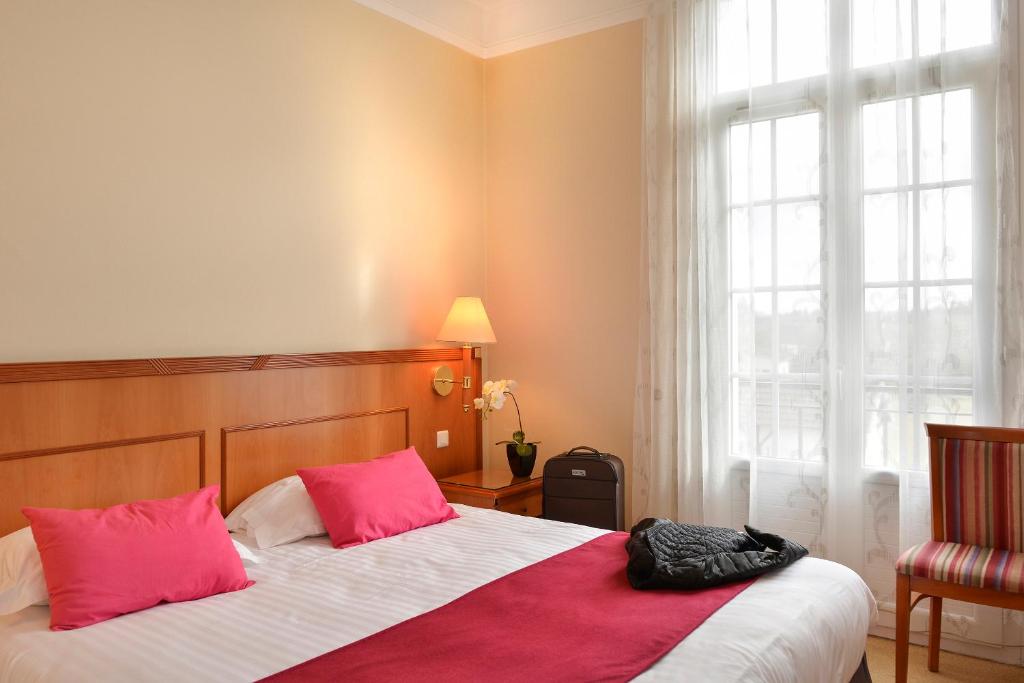 Posteľ alebo postele v izbe v ubytovaní Logis Hôtel Restaurant Le Parc