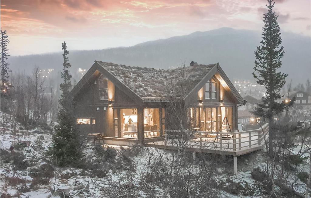 尤坎的住宿－4 Bedroom Beautiful Home In Rjukan，山丘上的房子,地面上积雪