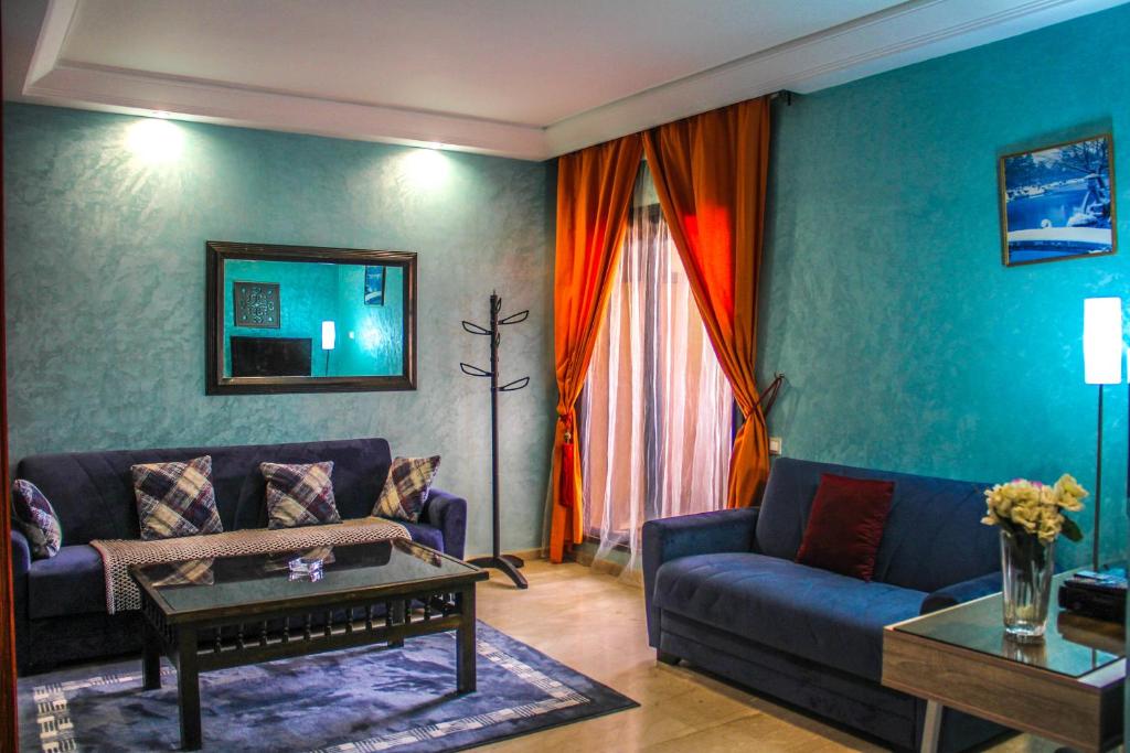 - un salon avec un canapé et une table dans l'établissement BAGATELLE STUDIO GUELIZ, à Marrakech
