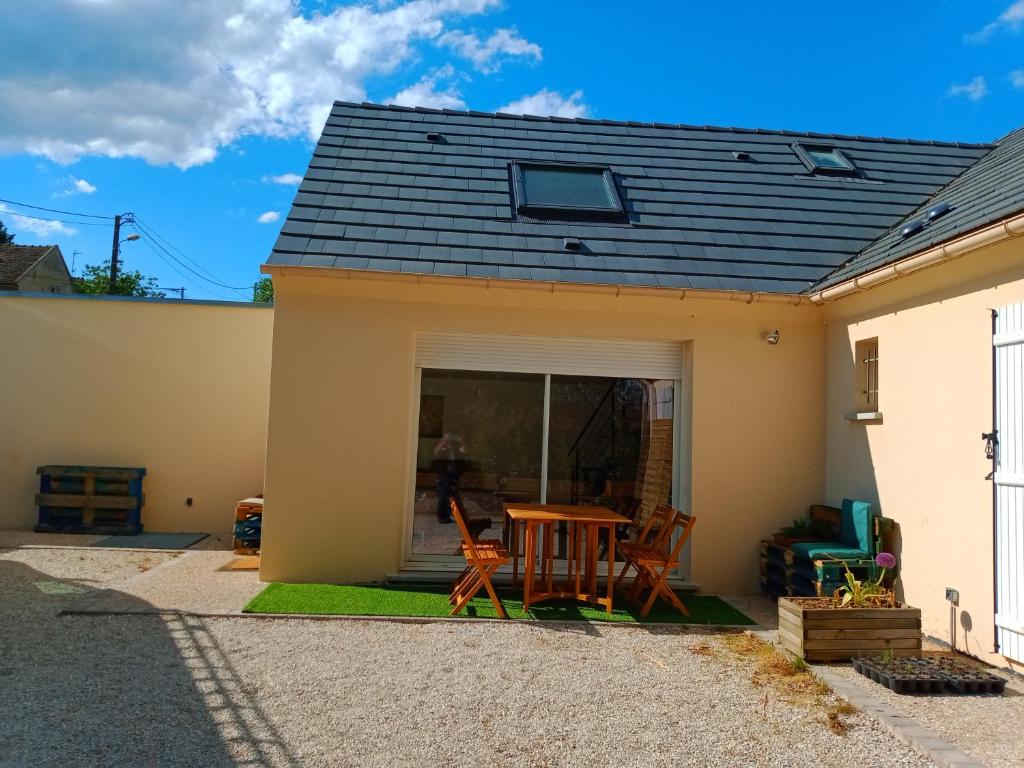 ein kleines Haus mit einem Tisch und Stühlen in der Unterkunft Country Side in Salins