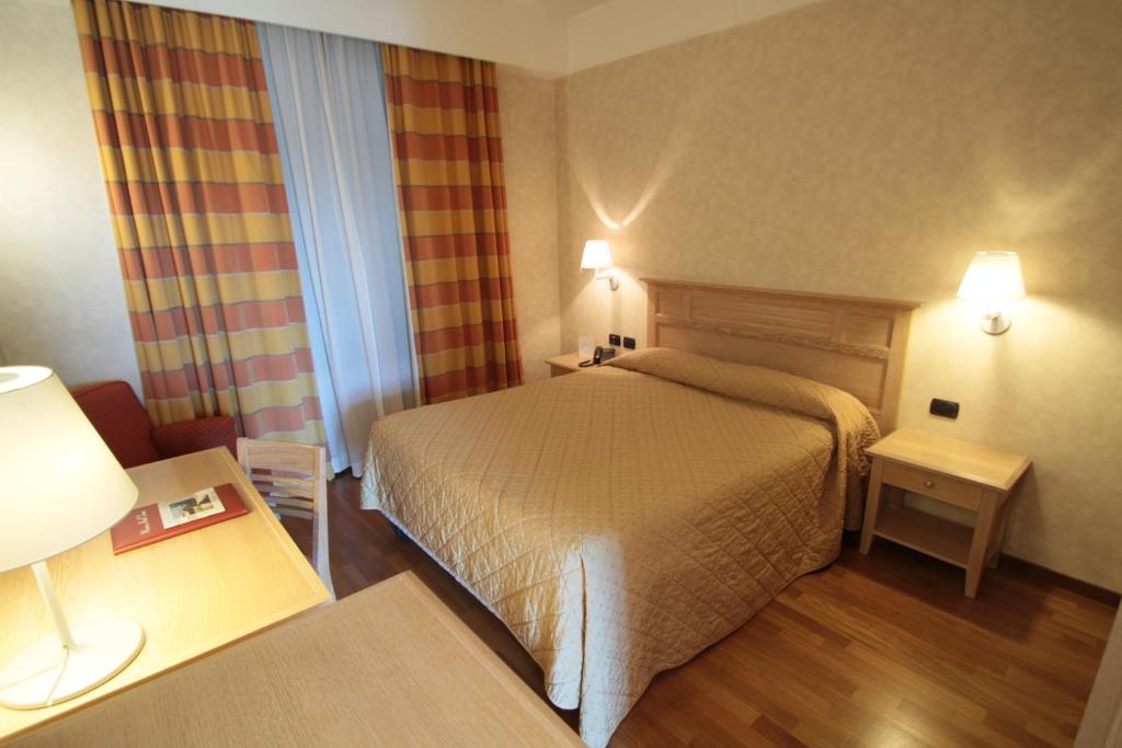 Postel nebo postele na pokoji v ubytování Monica Hotel Fiera