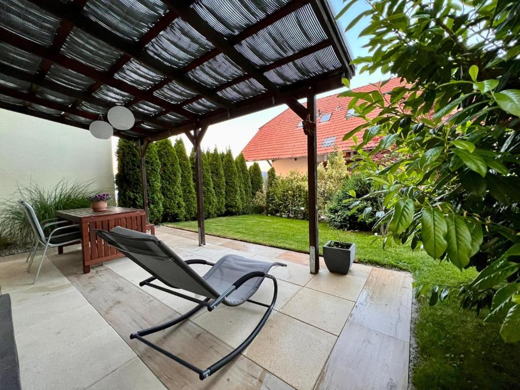 Ein Garten an der Unterkunft Apartment im Emmental