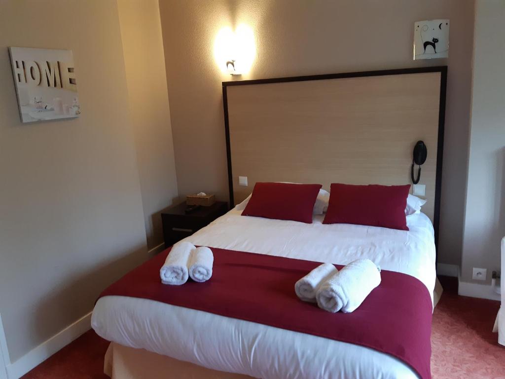 Posteľ alebo postele v izbe v ubytovaní Logis Hôtel Restaurant Le Parc
