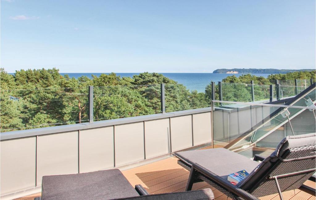 uma varanda com cadeiras e vista para o oceano em Sky Suite Eden em Binz