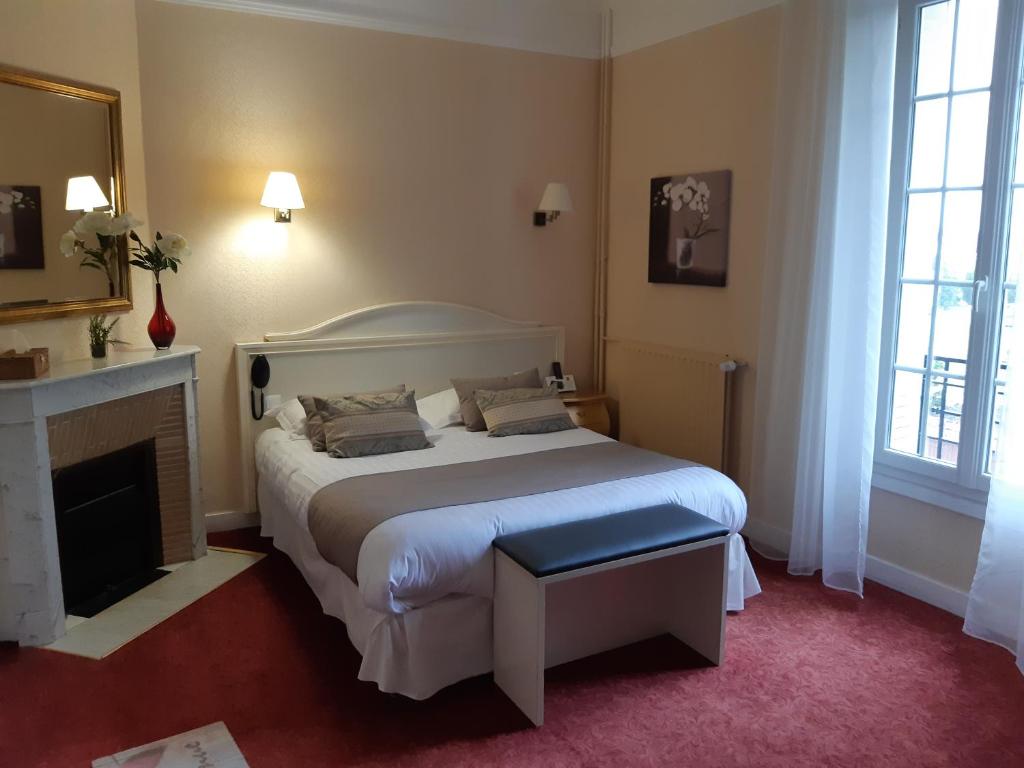 Posteľ alebo postele v izbe v ubytovaní Logis Hôtel Restaurant Le Parc