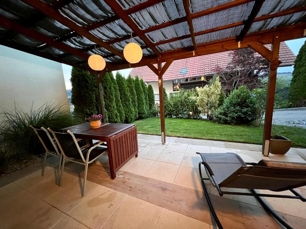 Ein Garten an der Unterkunft Apartment im Emmental
