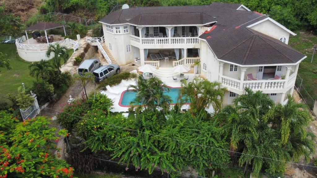 een luchtzicht op een groot huis met een zwembad bij Sea Symphony Villa in Saint Lucy