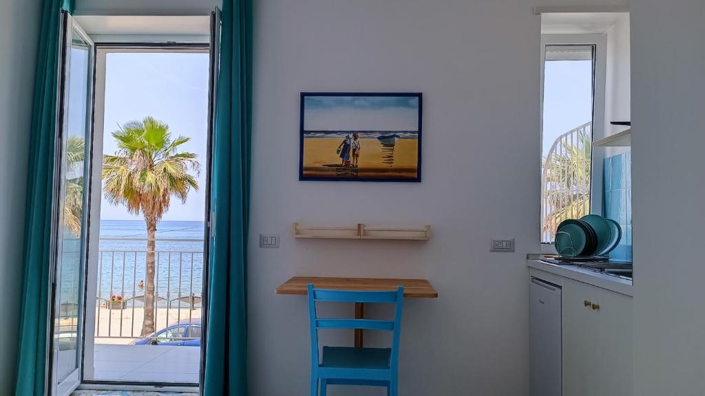 uma cozinha com mesa e vista para a praia em B & Beach em Agropoli