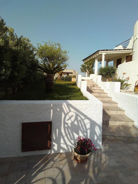 a shadow of a bike on the wall of a house at Villa Anna Maria in Polignano a Mare