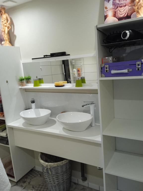 Kuchyň nebo kuchyňský kout v ubytování AUBENAS, VALS LES BAINS, LABEGUDE, Maison de vacances Bensylv' entière privatif de 130 M2 4 lits 3 chambres pour 4 adultes et 2 enfants