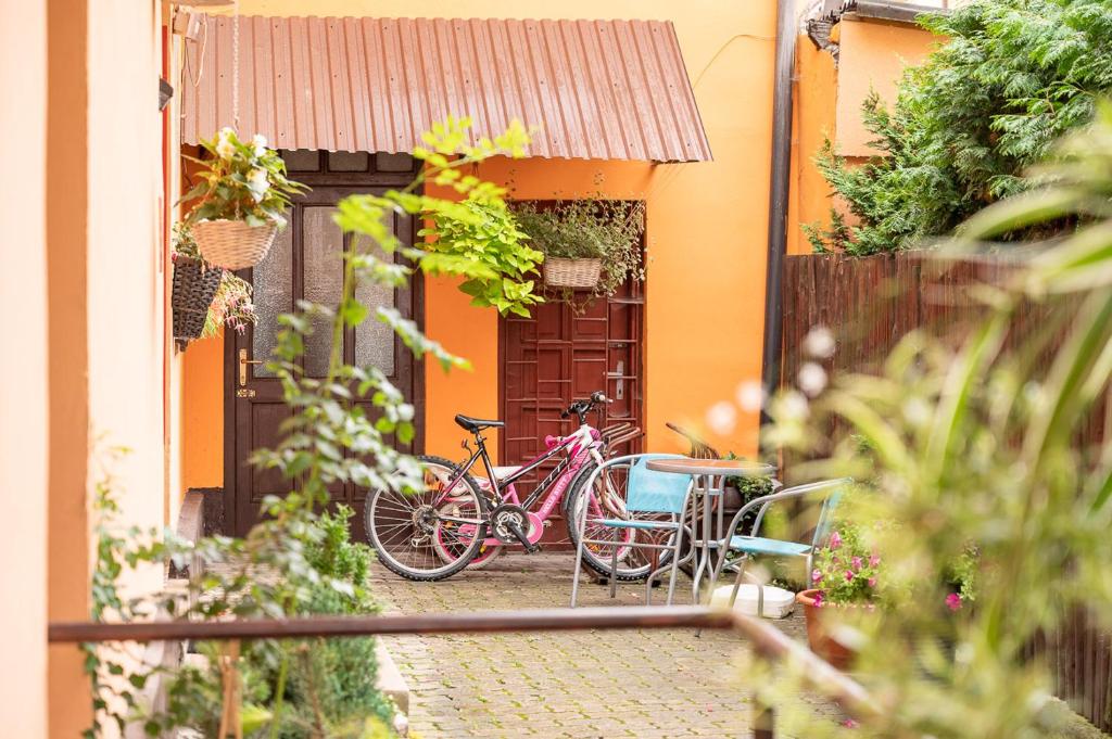 due biciclette parcheggiate di fronte a una casa di 2- izbový APARTMÁN KAJKA v PENZION TRSTENÁ a Trstená