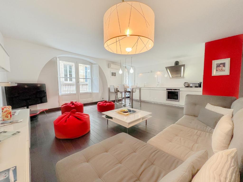 uma sala de estar com um sofá e uma mesa em Appartement 2 chambres avec Terrassse en Hyper centre em Bordeaux