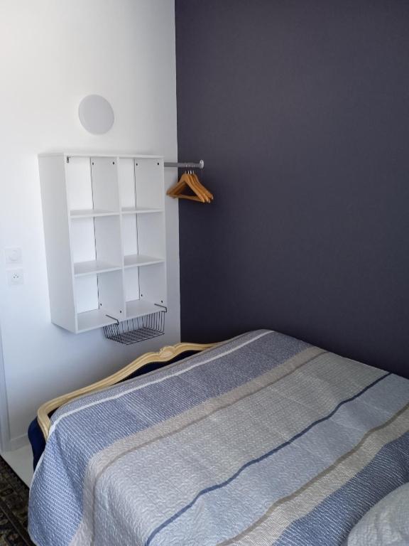 Postel nebo postele na pokoji v ubytování AUBENAS, VALS LES BAINS, LABEGUDE, Maison de vacances Bensylv' entière privatif de 130 M2 4 lits 3 chambres pour 4 adultes et 2 enfants