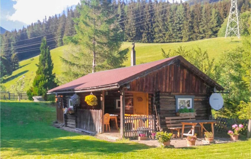 una cabaña en un campo con una colina verde en Amazing Home In Vordernberg With House A Mountain View en Vordernberg