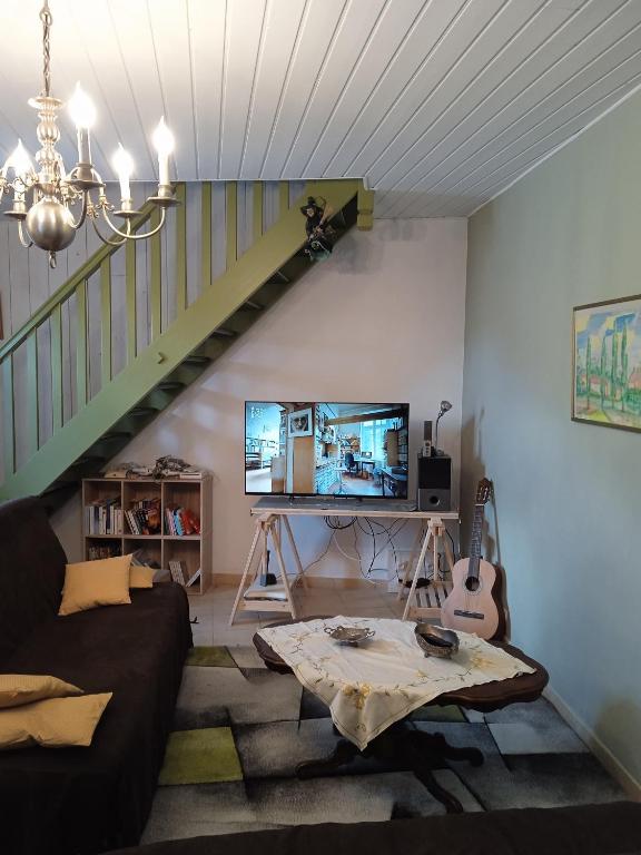 TV a/nebo společenská místnost v ubytování AUBENAS, VALS LES BAINS, LABEGUDE, Maison de vacances Bensylv' entière privatif de 130 M2 4 lits 3 chambres pour 4 adultes et 2 enfants