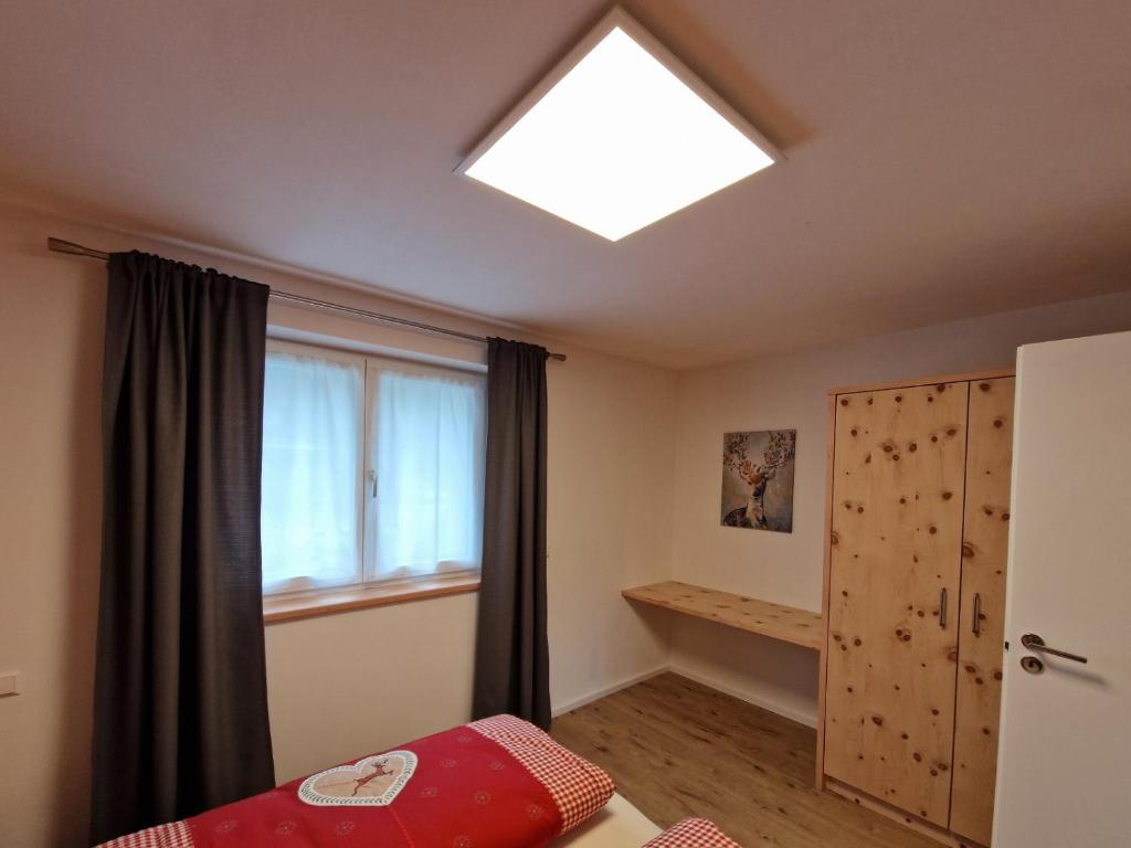 Postel nebo postele na pokoji v ubytování Ferienwohnung Schnalstal " Die Schneiderei "