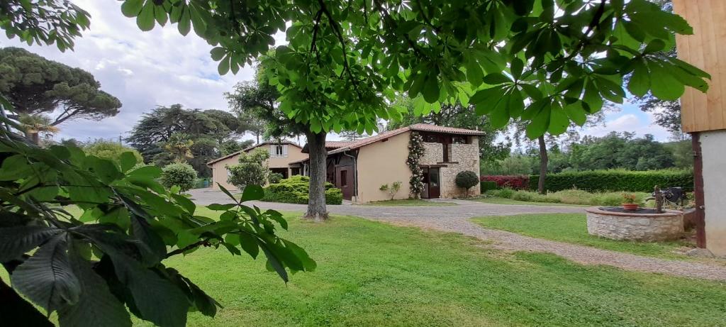 a house in the middle of a yard at Domaine Jardin d'En Naoua in Maubec