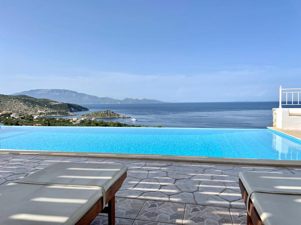 una piscina con vistas al océano en Villa Meganisi, en Agios Nikolaos