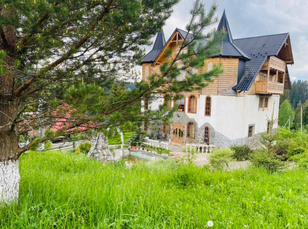 Villa Maria في يابلونيتسيا: منزل أبيض كبير على سقف أسود