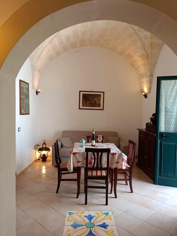 jadalnia ze stołem i krzesłami w pokoju w obiekcie Casa vacanze Chiarodiluna w mieście Giurdignano