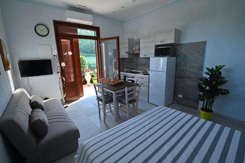 uma sala de estar com um sofá e uma cozinha em Agriturismo le Fontane - Lago di Bolsena em Grotte di Castro