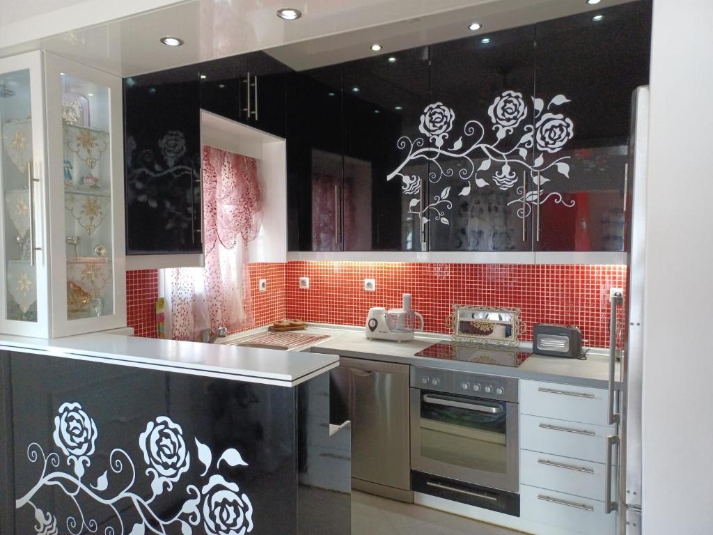 - une cuisine avec du carrelage noir et blanc sur les murs dans l'établissement Deluxe Sophia`s Penthouse Apartment, à Karpathos