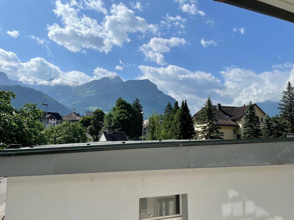 una vista desde el techo de una casa con montañas en el fondo en Moderne einzigartige Wohnung in Altdorf, en Altdorf