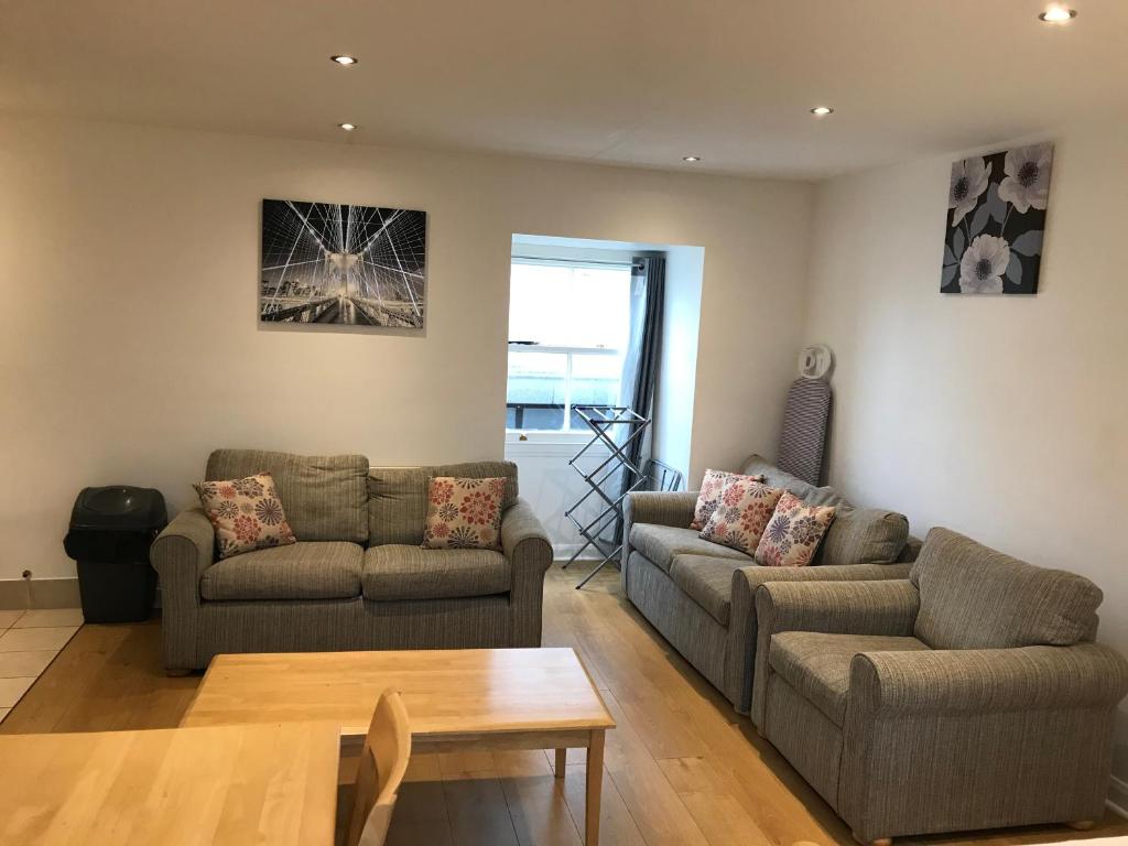 a living room with two couches and a coffee table at Spacious Two Double Bedrooms Flat, H 5 in Great Yarmouth