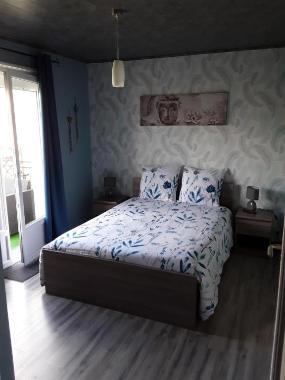 a bedroom with a bed with blue walls at L'amarante chambres d'hôtes villefranche de panat in Villefranche-de-Panat