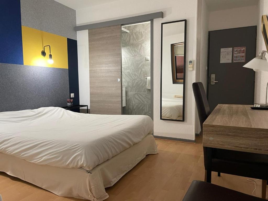 Postel nebo postele na pokoji v ubytování Hôtel le Thurot