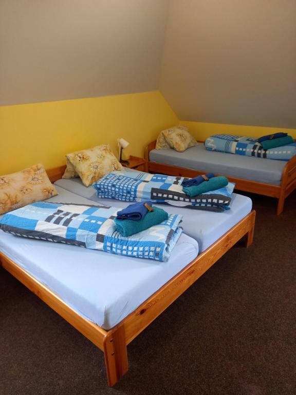 Postel nebo postele na pokoji v ubytování Hotel Nové Údolí