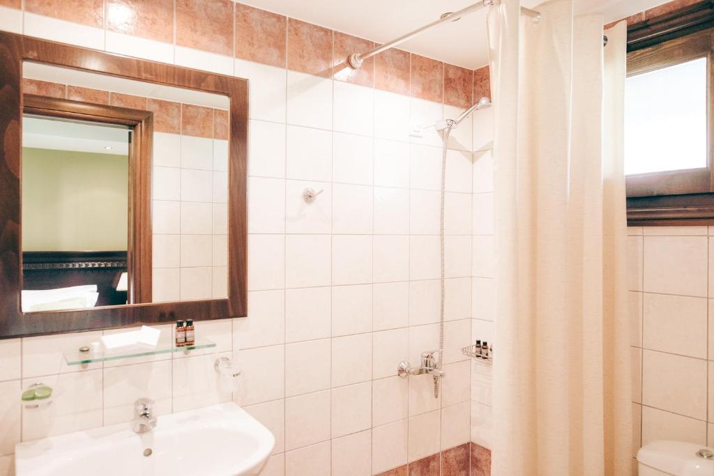 Koupelna v ubytování Althaia Hotel