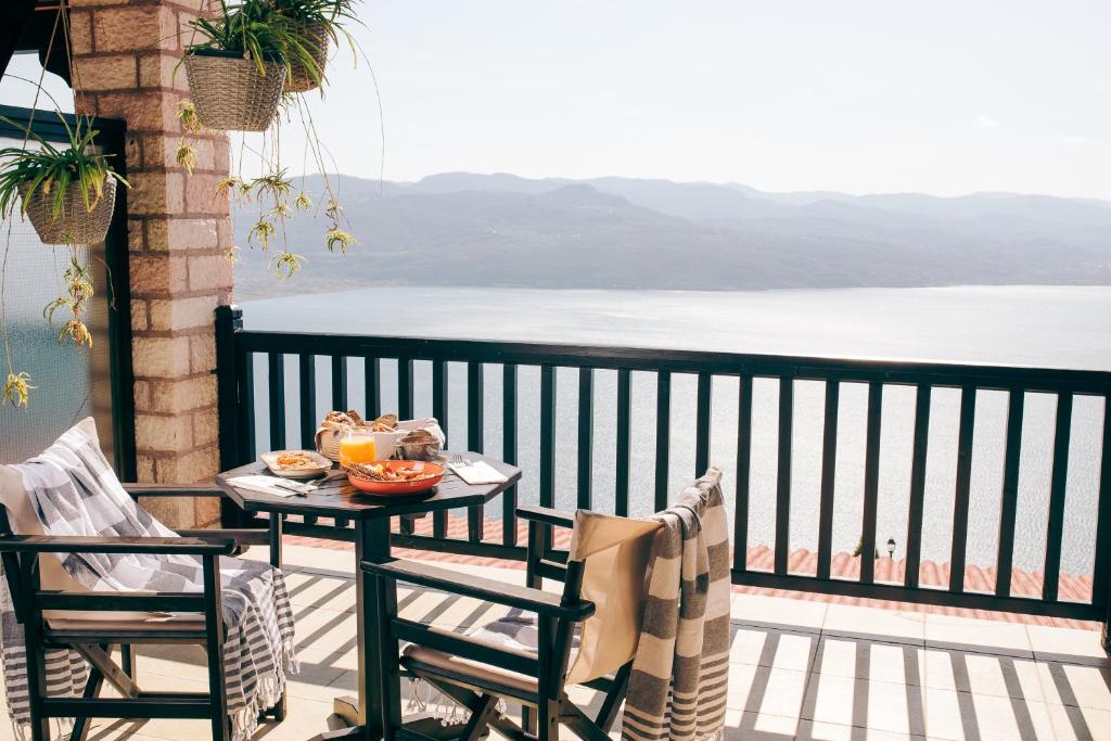 una mesa con una bandeja de comida en el balcón en Althaia Hotel, en Thermo