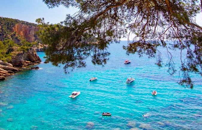 un groupe de bateaux dans une grande masse d'eau dans l'établissement Studio L'Etoile Provençale, à Saint-Cyr-sur-Mer