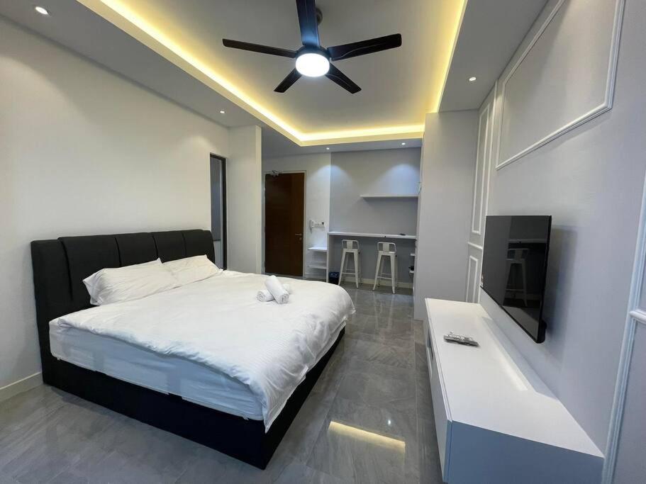una camera con letto e ventilatore a soffitto di Imperio Residence Melaka - Lovely Classic Studio For Couple stay with WiFI a Malacca