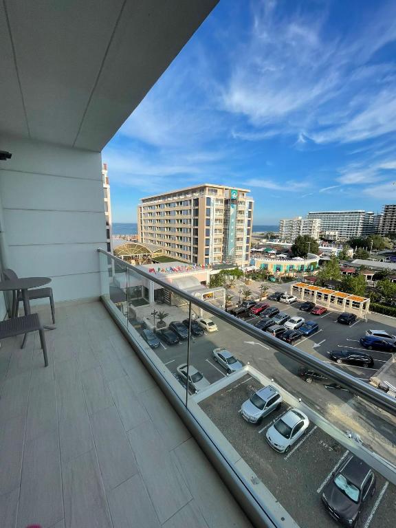 那沃達里的住宿－Luxury relax Mamaia Nord，阳台享有停车场的景致。