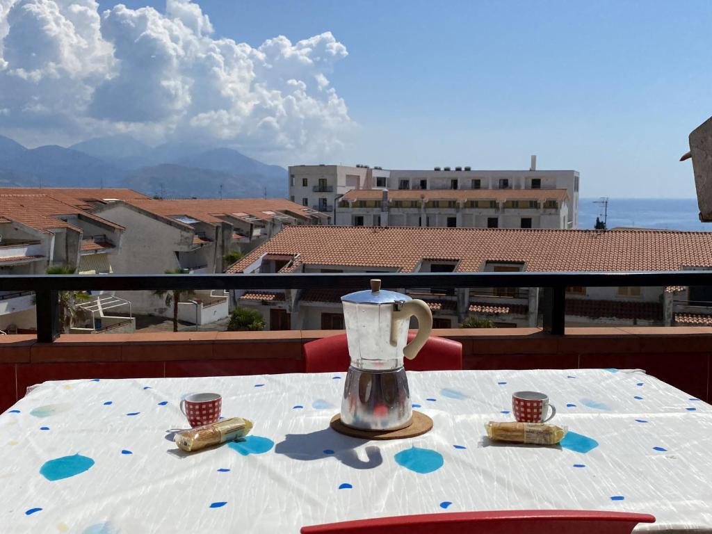 einem Mixer auf einem Tisch auf einem Balkon in der Unterkunft Un Raggio di Sole in Scalea