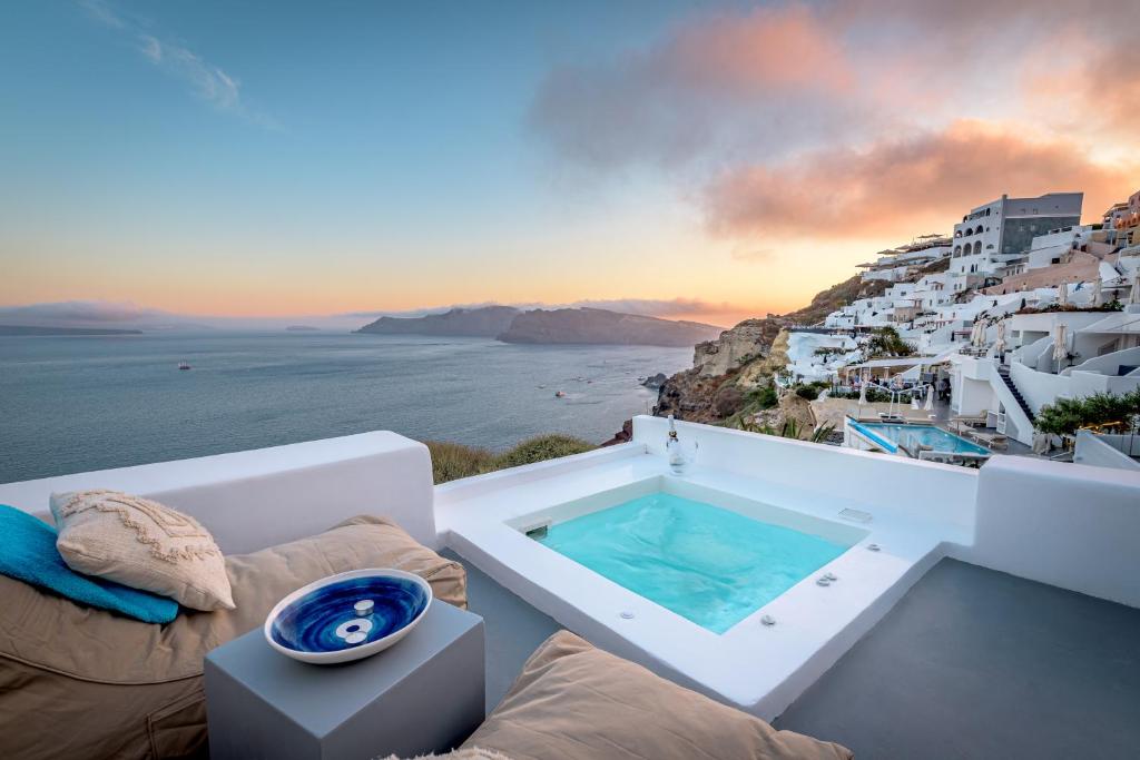 bañera de hidromasaje en el balcón con vistas al océano en Amazing View Villa Oia with Jacuzzi en Oia